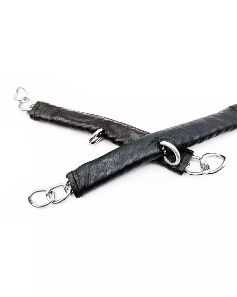 Chain curb strap in black leather